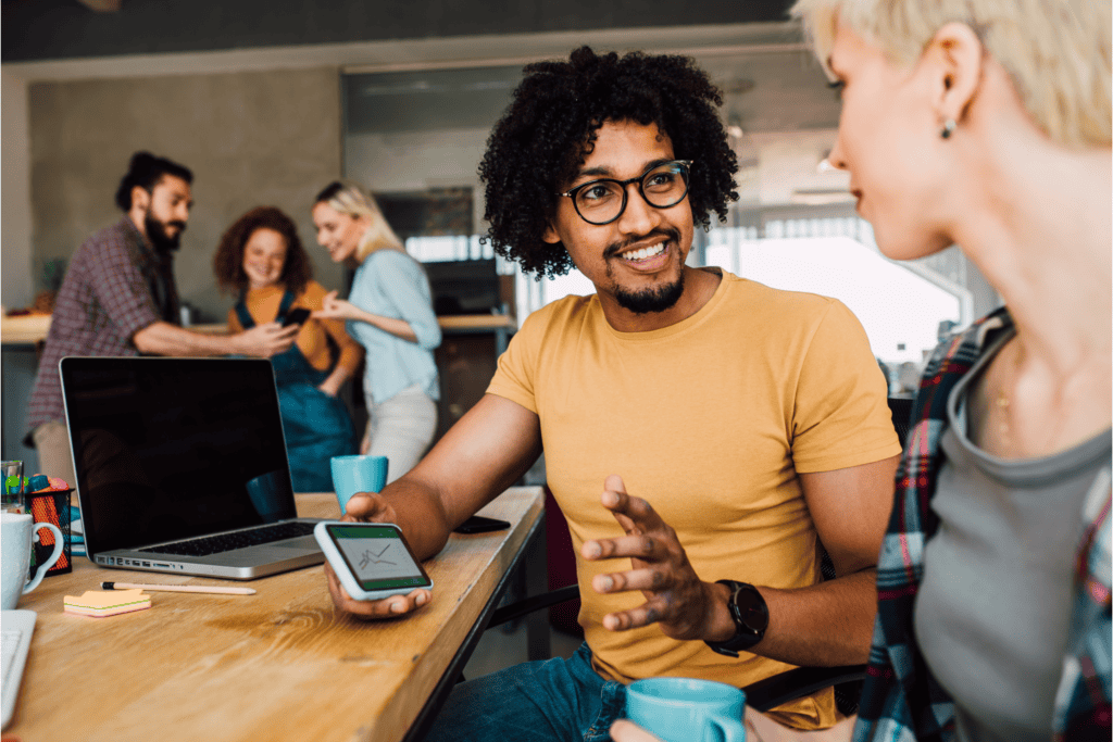 entrepreneurs discutant de l’idéation d’entreprise pour les startups